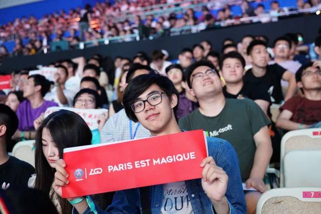 身背57万诈骗案逃犯在网吧看英雄联盟比赛时被抓